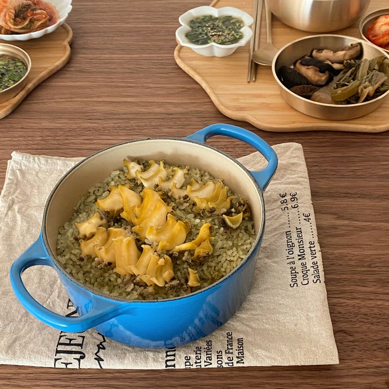 가을 보양식! 하면 떠오르는 전복:) 따뜻하고 든든한 한끼 전복솥밥이에요~ 몸은 건강해지고~입은 즐겁고 마음도 행복한날 #전복 #전복솥밥 #주말아침 #레시피