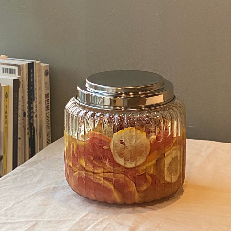 겨울을 준비하고 있어요^^ 이맘때면 레몬청이나 자몽청을 꼭 만들어놓아요 비타민c도 풍부하구 여자몸에도 좋다고 하네요~ 겨울동안 따뜻하게 차로 마셔야겠어요 보기만해도 든든한 자몽청이에요🙂 #겨울준비 #자몽청 #홈카페 #감성키친템