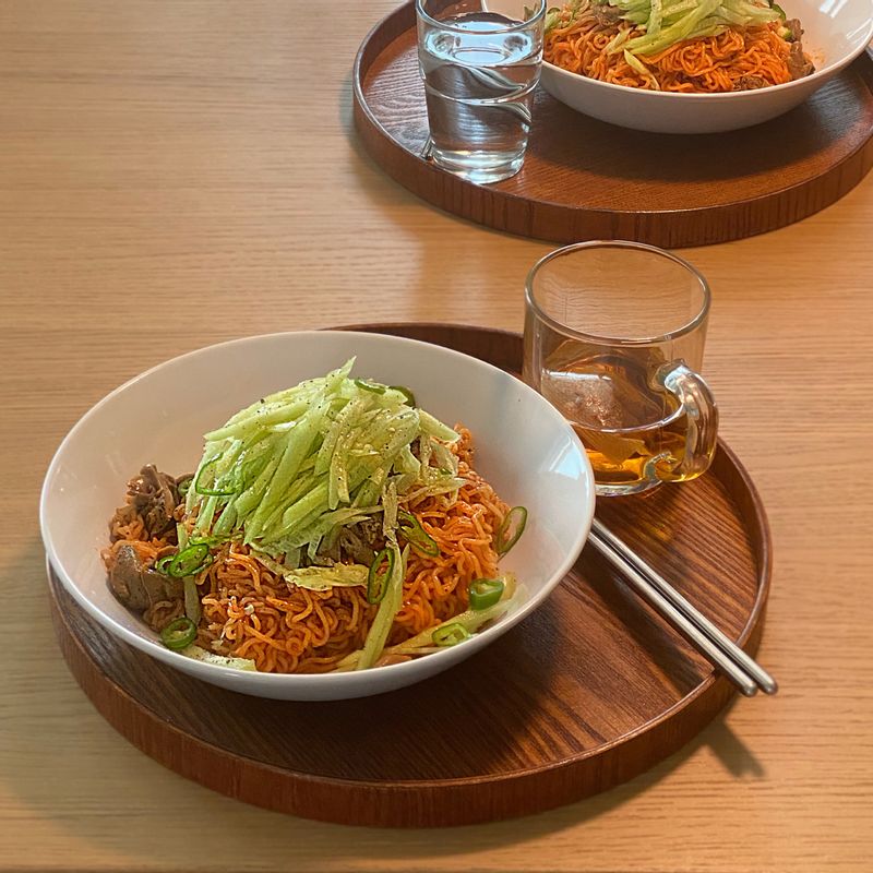 주말 마땅히 먹을게 없을때!! 배달음식 기다리는 시간도 길게느껴지면 바로 비빔국수ㅎㅎ 간단한 재료 추가해서 먹으면 맛집 부럽지 않아요^^ #비빔국수 #골뱅이 #오이추가요 #점심 #주말