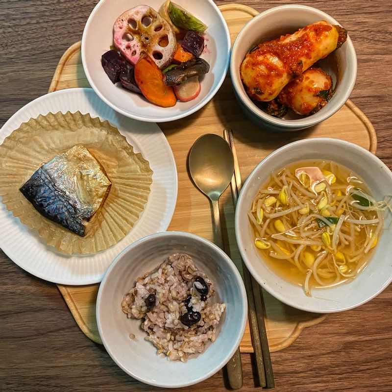 특별한 반찬 없어도 맛있게 얌얌 콩나물국 국물이 끝내줘요☺️ 엄마가 보내주 신 총각김치는 최고!! #저녁 #반찬 #행복한시간 #밥먹는시간