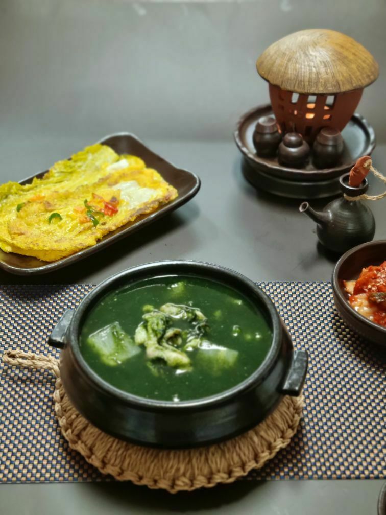 뜨끈한 국물이 생각나는 요즘 매생이굴국을 끓여 배추전과 함께 혼밥을 즐겼어요 ##매생이굴국#굴국#뜨끈한국물#입천장조심#굴의계절#김장철굴#배추전