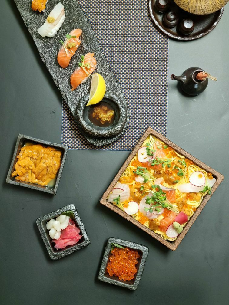 지라시스시 와 셀프 스시 만들어 간단하게 술 한잔 했어요~~ 포장,배달 회만 있으면 집에 있는 재료로 만들어 먹을수 있어요 초대리로 간을 한 밥과 계란지단 올려 여러가지 회를올리면 끝~~ #감태 #간장연어알 #성게알 #셀프초밥 #지라스시