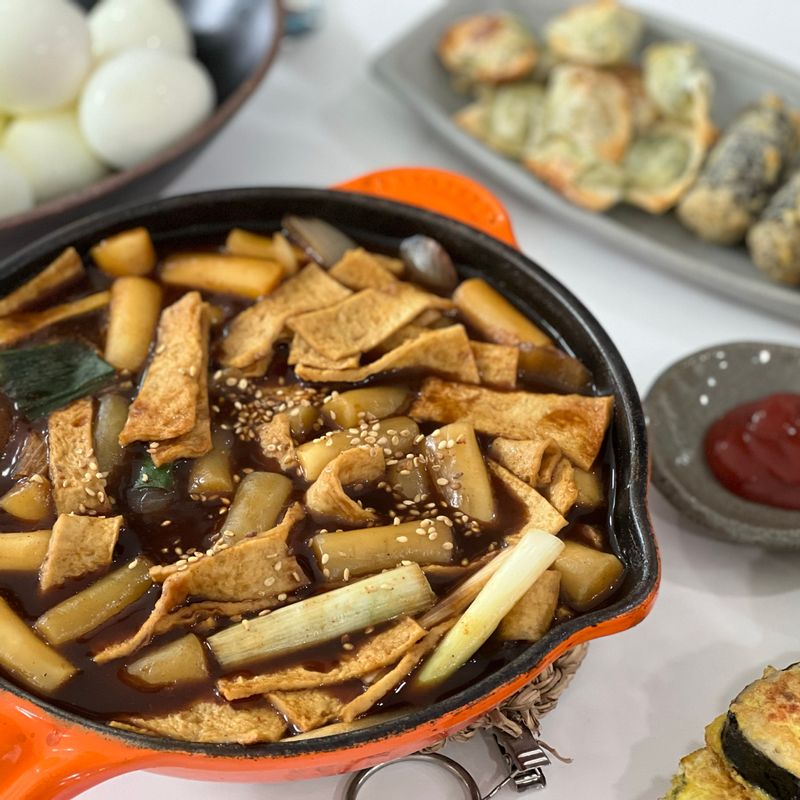 점심은 분식이지!! 짜장떡볶이에 김말이, 물만두튀김 반숙으로 삶은계란 국물에 챱챱 비벼먹고  김밥전으로 마무리하기!!  #분식 #짜장떡볶이 #떡볶이 #홈분식 #간식