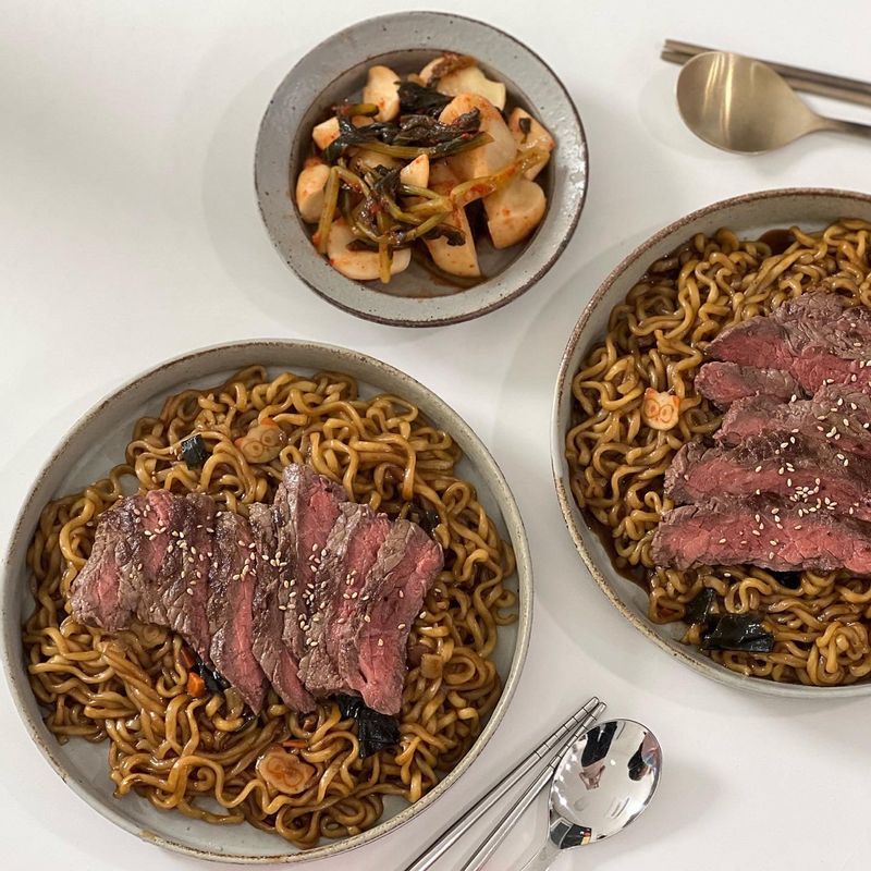 채끝살 한덩이씩 넣은 짜파구리 한마리 몰고가실게요~~ 귀찮은날 짜파구리 끓여서 채끝 한덩이 올려주면  고급요리 저리 가라지요~~   #짜파구리 #주말요리 #간편요리 #채끝 #면요리