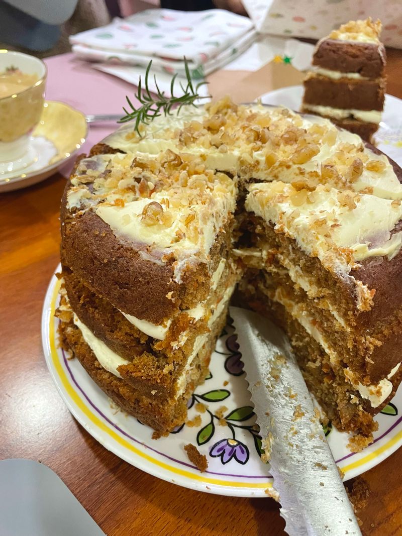 시어머니 생신때 만든 당근케이크에요 🥕 특별한 베이킹 도구 필요없이 밥솥으로 만들어 간단하고 맛도 좋고 건강하니 어찌 며느리를 예뻐하지 않을 수 있겠습니까? ☺️ 스킬이 없어서 투박하지만 맛 좋고 행복했으면 된거죠? 😌 #홈베이킹 #당근케이크 #Carrotcake #케이크 #사랑받는며느리 #베이킹