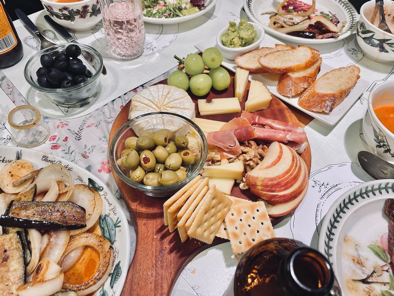 곧 사랑하는 크리스마스가 다가와요. 작년 크리스마스 디너 사진 보며 이번 크리스마스 디너 메뉴는 무엇으로 할까 고민이 되어요. 사진은 제가 너무 좋아하는 치즈보드 🧀 #Cheeseboard #치즈보드 #치즈 #크리스마스 #WaitingforChristmas #Christmasdinner #홈파티 #파티메뉴 #와인안주