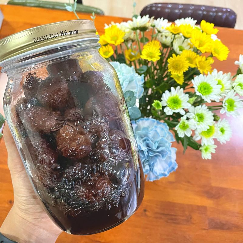 인생 처음으로 만들었던 밤 조림이에요. 🌰 시간과 정성이 엄청나게 필요하지만 그만큼 맛나요 🙂 바닐라 아이스크림과 함께 먹어도 좋고 당 떨어질때 하나씩 꺼내먹어도 좋지요. 힘들게 만든 디저트인만큼 저 혼자 애들 몰래 꺼내먹었어요 😆 #리틀포레스트 #밤조림 #밤 #디저트 #겨울디저트 #정성가득