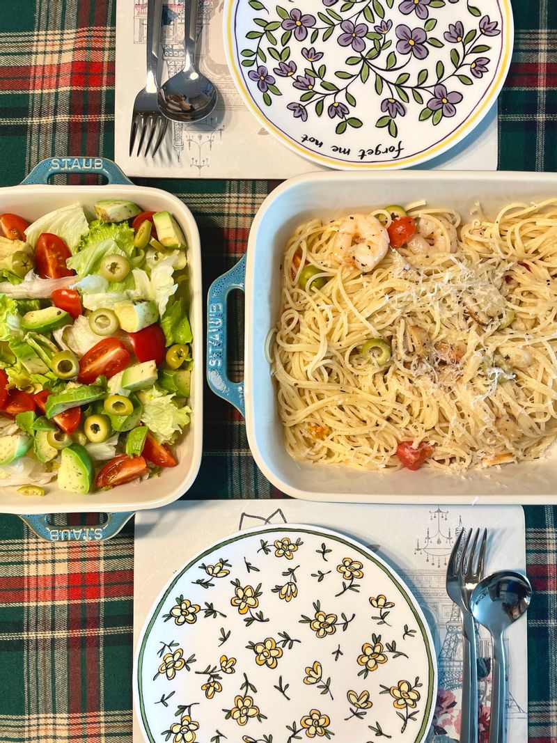 평일 브런치로 간단한 오일 파스타와 샐러드를 먹어요 🙃   #브런치 #홈카페 #파스타 #샐러드 #pasta