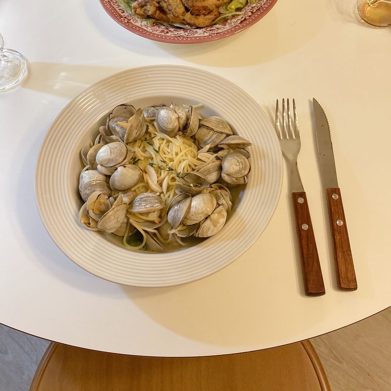 해산물과 오일파스타를 좋아해서 파스타 중에서 제일 좋아하는 파스타랍니다. 간편하면서도 맛있어서 손님 초대나 홈파티에 빠지지 않는 요리에요. #파스타 #봉골래 #홈스토랑 #홈카페 #커트러리 #파스타볼 #봉골래파스타