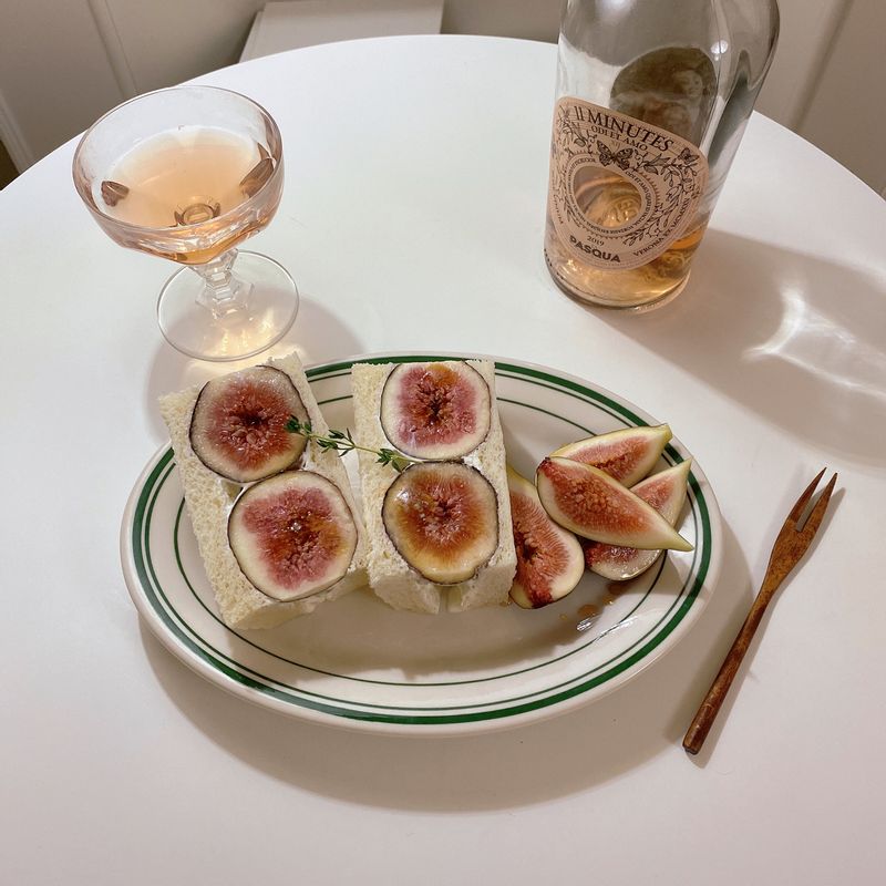 건강한 단맛과 말캉한 식감이 부드러운 무화과와 생크림으로 무화과 샌드위치를 만들어보세요. 로제 와인과도 너무나 잘 어울린답니다. #무화과샌드위치 #무화과 #무화과레시피 #무화과요리 #무화과산도 #무화과디저트 #홈카페 #샌드위치