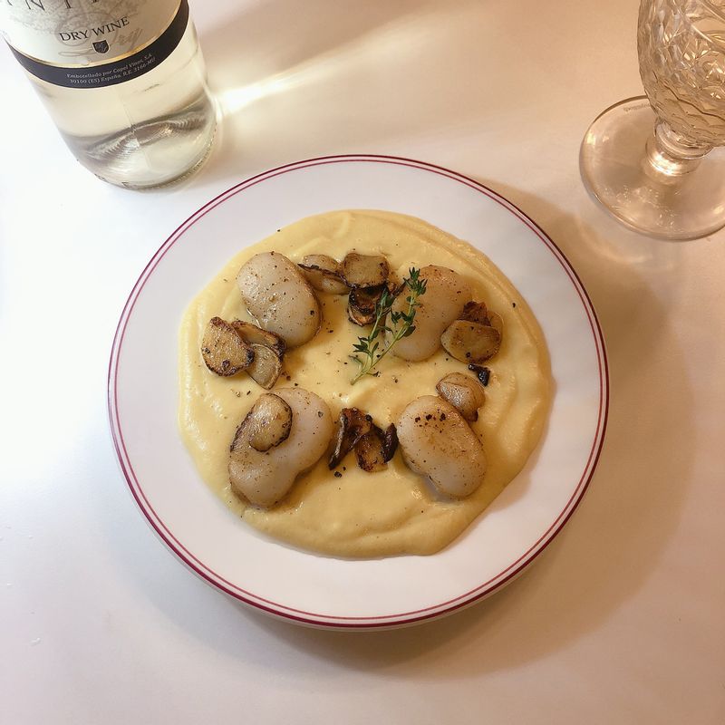 관자버터구이에 초당옥수수 퓨레를 만들어 곁들여 보았어요 관자의 쫄깃함과 버터의 고소함 초당옥수수의 달콤함까지 입안에 풍미가 가득해져요 화이트 와인과 페어링하면 내츄럴 와인바 부럽지 않아요 #초당옥수수 #관자구이 #관자요리 #초당옥수수퓨레 #와인안주 #홈스토랑 #관자버터구이 #홈와인바 #와인