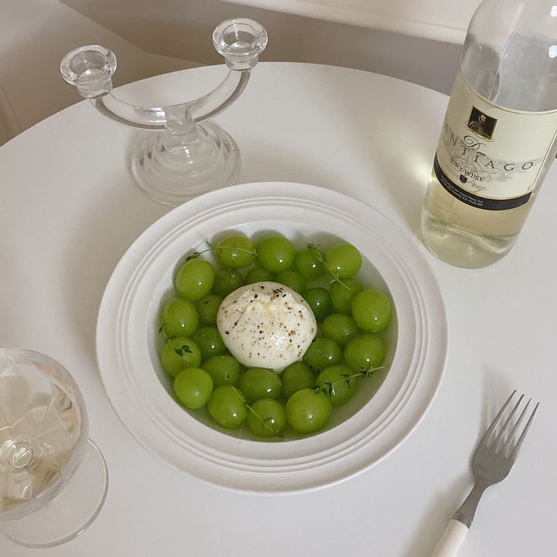 샤인 머스켓과 부라타 치즈에 올리브 오일을 뿌리고 소금과 후추를 살짝 뿌려 주면 상큼하면서도 고소한 샤인 머스켓 샐러드가 완성돼요 화이트 와인과도 꿀 조합이랍니다  #부라타샐러드 #부라타치즈 #샤인머스켓 #샤인머스켓샐러드 #와인안주 #와인 #치즈 #샐러드 #홈와인바 #네츄럴와인