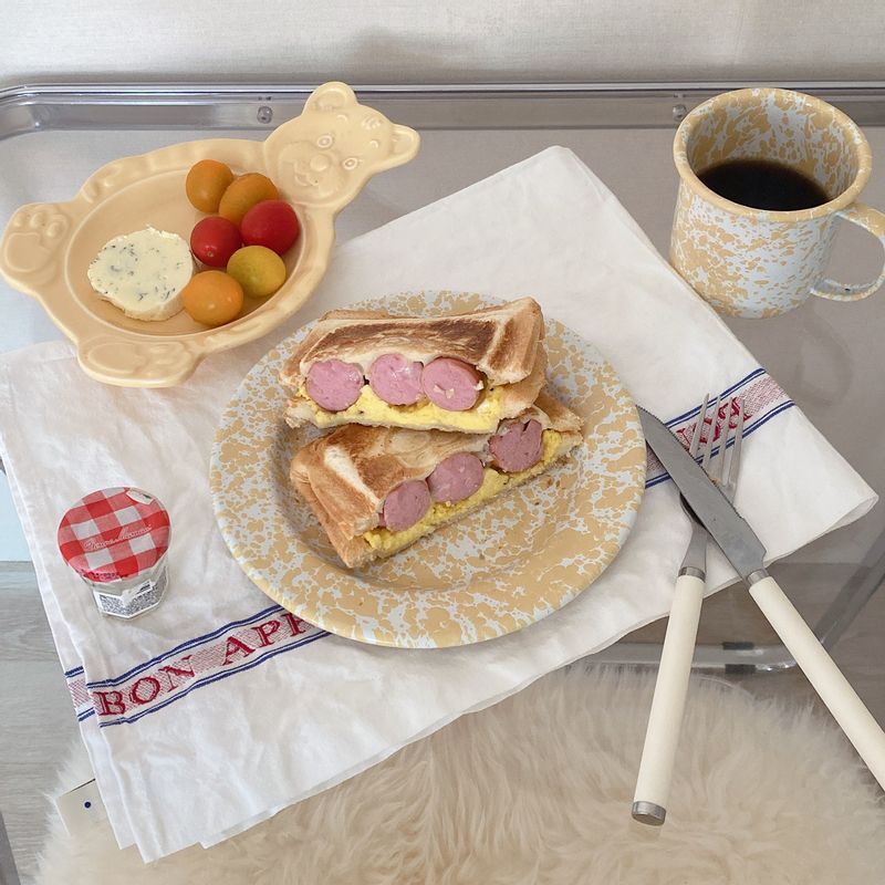 식빵에 스크램블 에그와 뚠뚠이 햄, 치즈를 넣고 샌드위치 메이커로 2분간 꾸욱~ 눌러 주면 귀여운 미니언즈 햄에그 샌드위치가 뚝딱 완성돼요. 귀여워서 아이들 간식으로도 넘 좋을거같아요. #샌드위치 #샌드위치메이커 #토스트 #레꼴뜨 #소세지빵 #에그토스트 #햄에그샌위치 #브런치 #홈카페 #간식