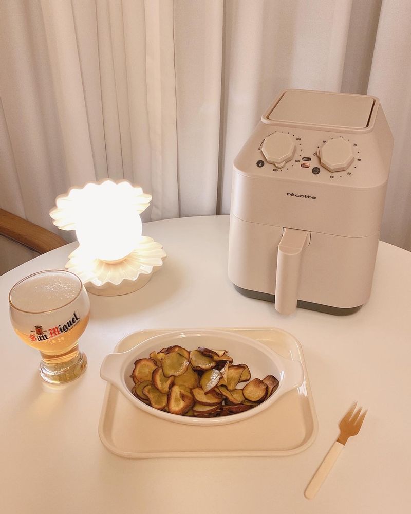 고구마를 슬라이스해서 올리브유와 버터를 넣어 에어 프라이어로 돌리면 맥주 안주로 딱인 고구마칩이 완성돼요 집 안에 버터향과 고구마의 달콤한 향이 가득~ 불금엔 치맥 말고 고맥 해보세요🍠🍺 #고구마칩 #고구마 #술안주 #고구마레시피 #고구마버터칩 #야식 #야식레시피 #간식