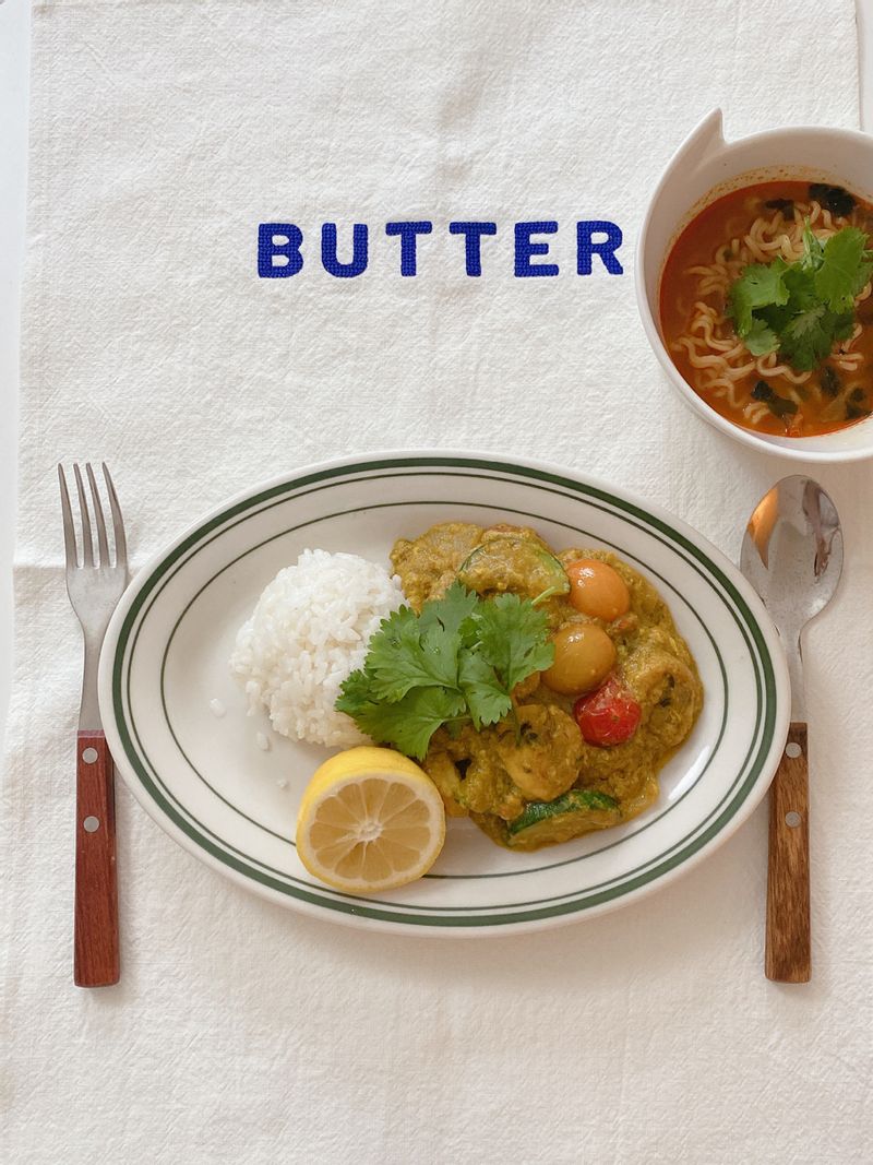 티아시아 푸팟퐁커리를 활용해 집에서 손 쉽게 푸팟퐁커리를 만들었어요  야채와 새우를 볶다가 푸팟퐁거리 소스만  부으면 완성! 참 쉽죠~   레몬과 고수도 곁들이면 여기가 동남아🏝  미식으로 랜선 세계 여행 즐겨보세요~   #푸팟퐁커리 #카레 #카레라이스 #토마토카레 #동남아여행 #커리 #동남아요리 #동남아음식레시피 #집밥