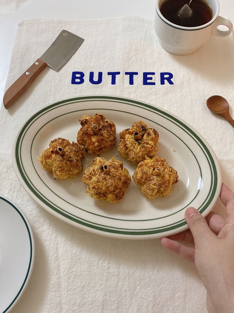 다가오는 할로윈을 맞아 단호박 크로켓을 만들어봤어요 우리의식탁 레시피처럼 예쁘게 만들고 싶었는데 생각보다 어려워서 못생긴 호박이 되버렸어요🤣 호박 같이 안생겼지만 호박이라고 우겨봅니다 #단호박 #크로켓 #단호박크로켓 #단호박레시피 #할로윈레시피 #할로윈디저트 #할로윈 #홈카페 #간식 #디저트 #할로윈의식탁