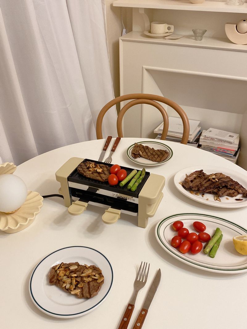 스테이크를 구워 미니 그릴에 놓고 데워 먹으니 다 먹을 때까지 따뜻하게 먹을 수 있어서 좋아요🥩🍽 #스테이크 #홈스토랑 #홈파티 #홈파티메뉴 #등심스테이크 #레꼴뜨 #미니그릴