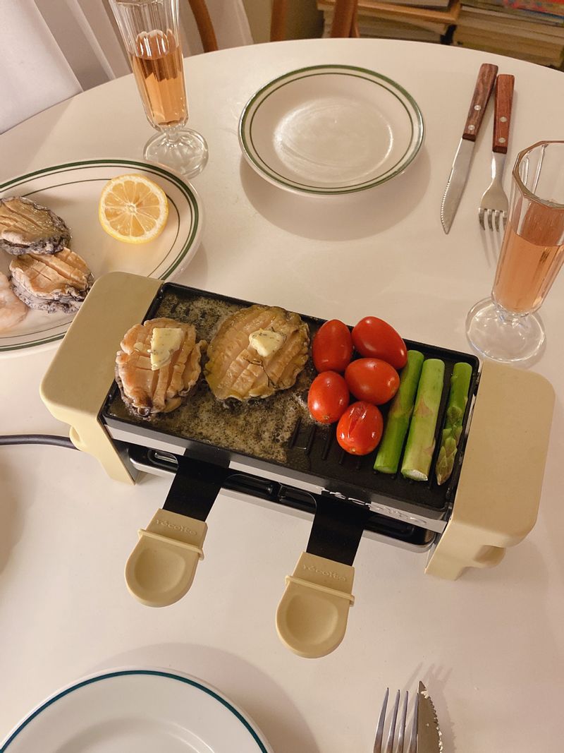 전복에 레몬 딜버터를 곁들여 전복 버터 구이를 만들었어요 그릴에서 하나씩 구워 먹으니 따끈따끈 꿀맛이에요🍋🥂  #전복버터구이 #전복 #레몬딜버터 #홈스토랑 #홈파티 #미니그릴 #그릴요리 #레몬 #버터 #전복구이 #전복요리 #보양식 #와인안주