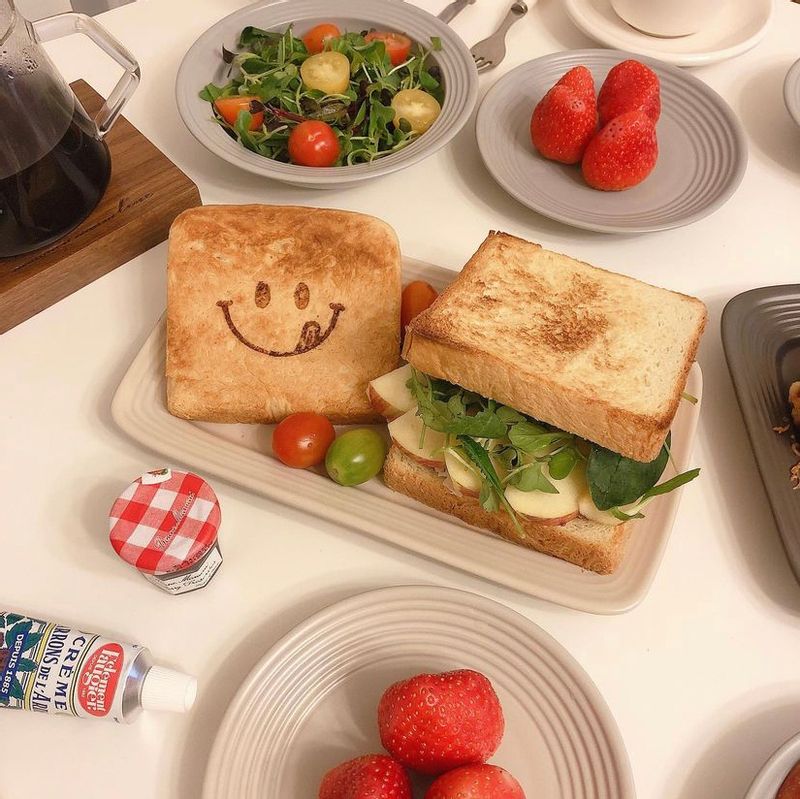 귀여운 노티드 식빵에 브리치즈와 사과 루꼴라를 넣어 샌드위치를 만들었어요 사과가 제철인 가을에 먹으면 더욱 맛있는 사과 샌드위치! 본마망 애플쨈과 크렘드마롱 밤쨈과도 곁들여 맛있게 즐겨보세여🍎🌰 #샌드위치 #식빵 #노티드 #간식 #디저트 #브런치 #샐러드 #홈카페