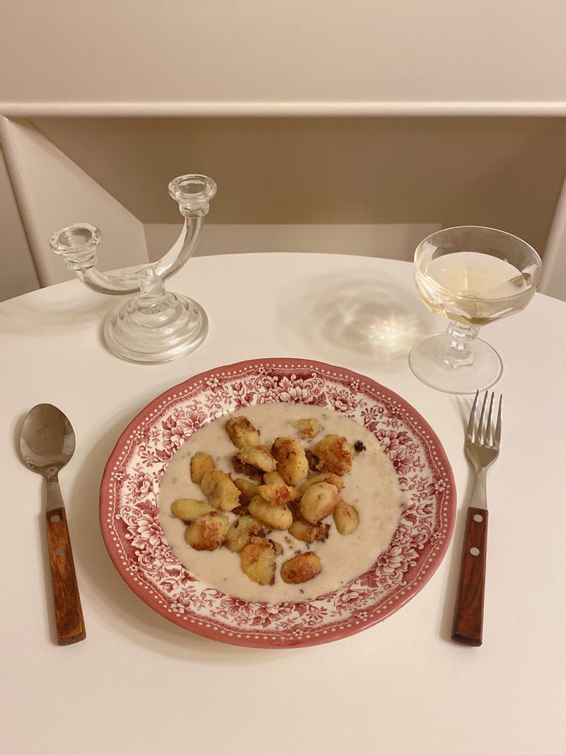 폰타나 스프로 감자 뇨끼를 만들어 봤어요 와인을 곁들이면 내츄럴 와인바에서 뇨끼를  먹는 기분을 집에서도 간편하고 저렴하게 느낄 수 있어요🥂  #뇨끼 #감자 #와인 #와인안주 #감자뇨끼 #홈와인바 #안주