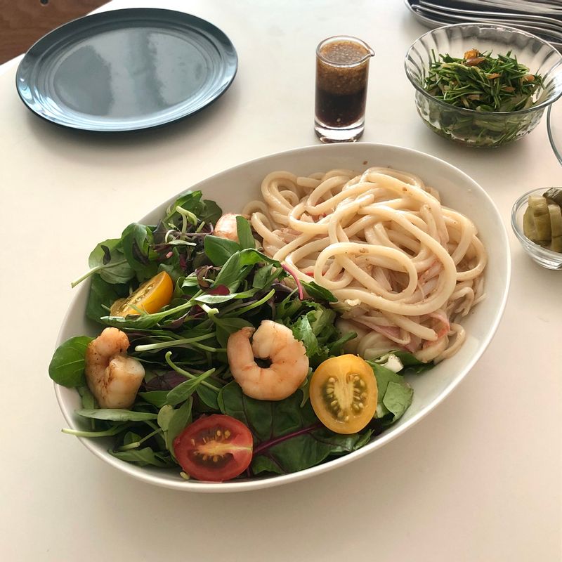유행하던 샐러드 파스타의 시대. 근데 저는 그 파스타보단 우동으로 만든 샐러드가 훨씬 좋더라구요!  손님들에게 대접하기도하지만 여름에 이만한 별미도 옶어용..😵💫💓  #샐러드파스타 #파스타 #냉파스타 #샐러드
