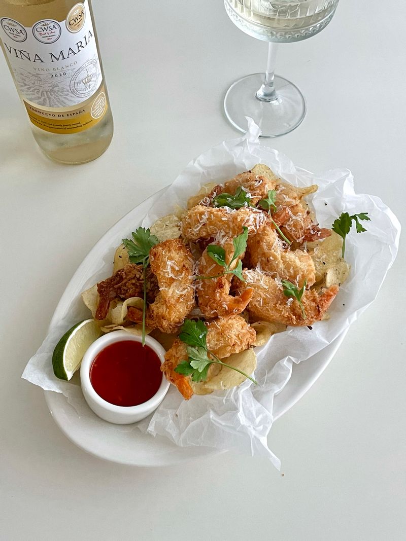 기대 안했던 요 코코넛 쉬림프는 아주 통통하니 맛있어서
  와인 한병을 그냥 비워버렸네요🍸✨ 
   #새우튀김 #코코넛쉬림프