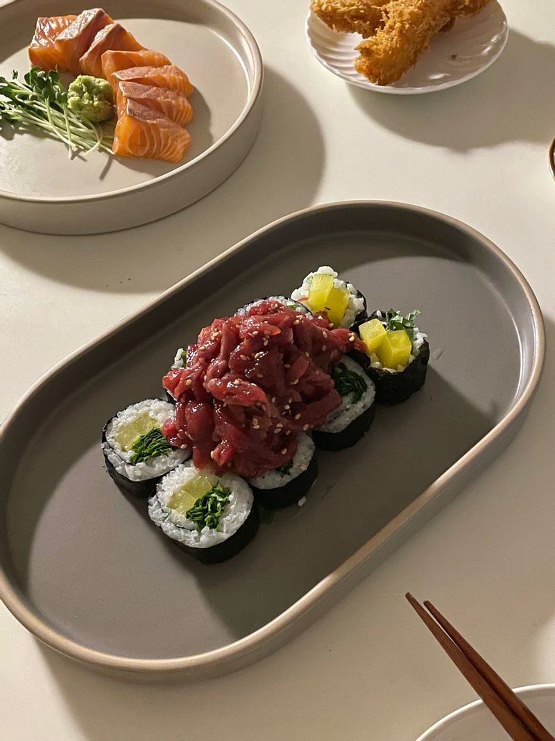 김밥이랑 육회 둘다 먹고 싶을때 있잖아요? 고민 않고 둘다 먹을 수 있는 방법을 찾아 만드는 인간이란 동물 바로 저입니다 :-) #육회김밥 #육회 #김밥