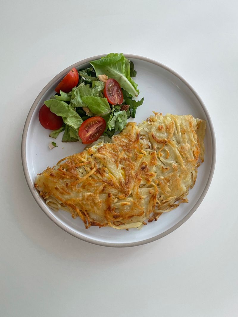 언제 먹어도 맛있는 감자이지만 제철인 9월에 먹으면 더 맛있어요! 감자를 얇게 채쳐서 안에 치즈를 듬뿍 넣고 반을 접어 먹으니 정말 맛있더라구요! ☺️ #제철음식 #전요리 #감자채전