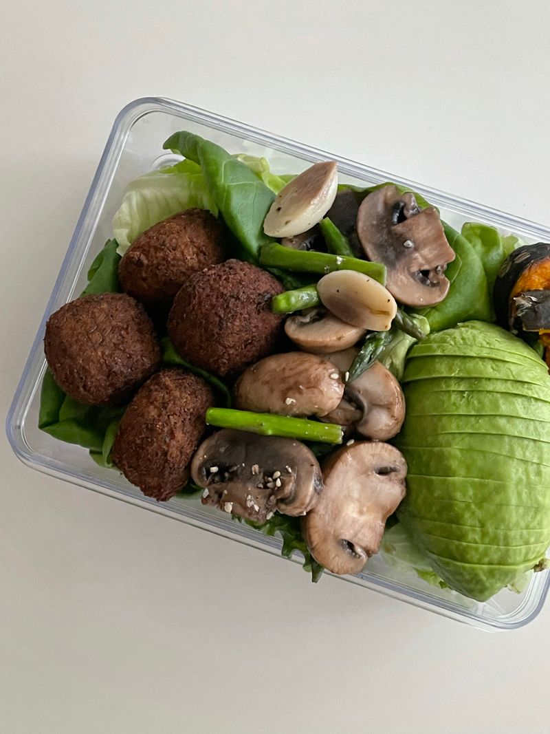 도시락 메뉴가 고민될땐 가장 만만한게 샐러드! 마침 스토어에 신선한 샐러드가 있길래 사봤는데 그냥 양상추 가득한 샐러드보다 훨씬 신선하고 다양한 채소류를 맛볼 수 있어 좋네용💚 #샐러드 #다이어터