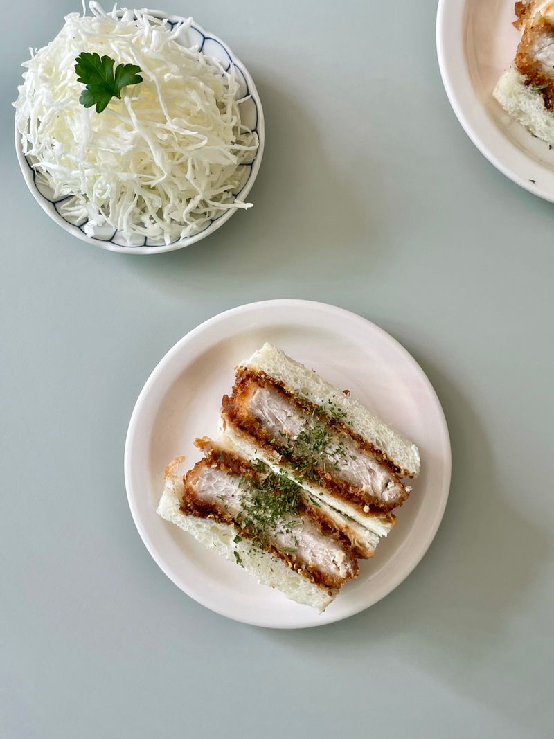 저희 집 냉동고에 없어서는 안될 상품=통통까스 제 최애 돈까스로 돈까스 샌드위치를 만들었어요💗 홈쇼핑을 보다보면 돈까스 상품이 많이 나오고 상대적으로 가격이 저렴하니 항상 마음이 흔들릴때가 있는데요 - 비싸더라도 맛있고 좋은 제품을 먹는게 제 모토이기에 항상 후회없이 구매중인 제품💗 #돈까스 #가츠산도 #돈까스샌드위치