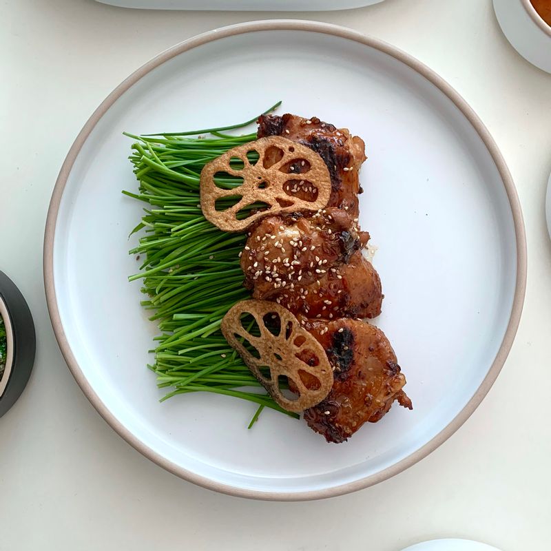 추석이 다가오니 어떤 메뉴를 해야할지 고민이에요! 닭다리살을 된장 소스에 구워 부추에 곁들여 내놓으면 식구들이 맛있게 먹을 것 같은데 하면서 이걸 다 언제 굽지 싶어 또 고민..🤔 여러분의 추석 메뉴는 어떻게되나요?  #집들이음식 #집들이 #초대음식