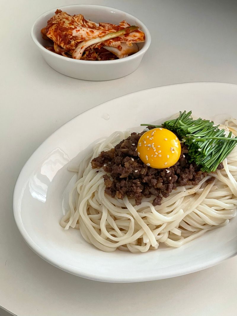 국물 칼국수도 좋아하지만 요즘은 비빔 칼국수 스타일을 찾는편인데요~ 그 중 소고기 볶음을 올려 비벼먹는 소고기 비빔칼국수를 가장 자주 해먹어요~   오늘은 비빔 칼국수 어떠신가요!❣️  #비빔칼국수 #소고기비빔칼국수 #면요리 #집밥