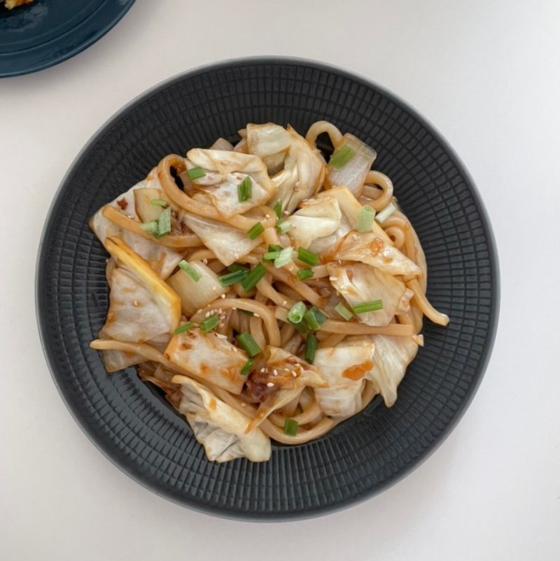 집에 숨어있는 양배추로 간단하게 희리익~ 양배추먹으면 괜히 건강해지는 것 같은 기분이 드는 건 저뿐인가여 🙄 #양배추 #양배추볶음우동 #집밥