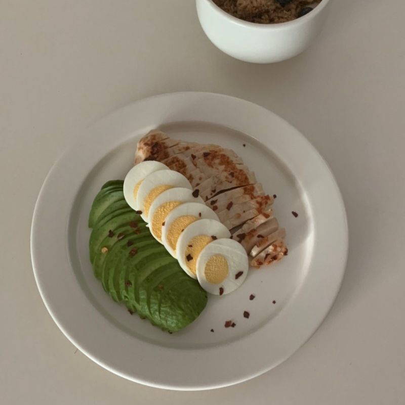 단백질과 지방으로 채운 어느 날의 식탁🤍🍳🥑