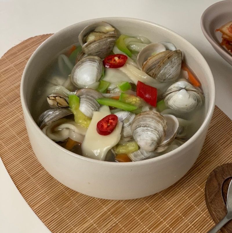 쌀쌀한 날씨에 생각나는 동죽조개탕! 거기에 수제비랑 칼국수 넣어서 칼제비로 즐기면 꿀맛😋  #칼국수 #조개칼국수 #동죽조개탕 #조개탕