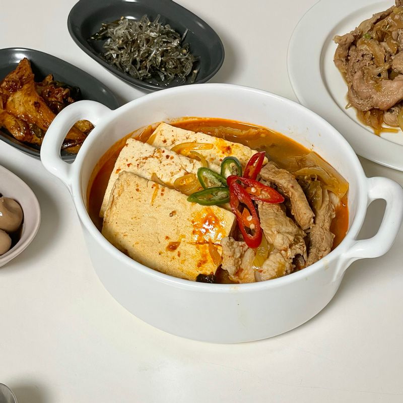 개인적으론 참치 김치찌개를 좋아하지만 남편이 가장 좋아하는 돼지고기 김치찌개를 끓여보았어요 :)
