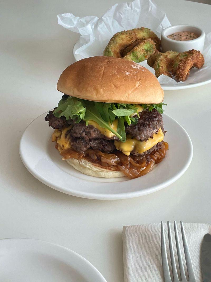 스트레스를 풀려면 고칼로리앞으로🍔 내장 파괴 수준이라 1인 1버거 아니고 신랑과 1인 0.5버거로 타협했어요🥸 캐러멜라이징 양파, 루꼴라 올려서 내 맘대로 수제버거! #수제버거 #브런치 #햄버거 #홈파티 #파티 #초대요리 #파티요리