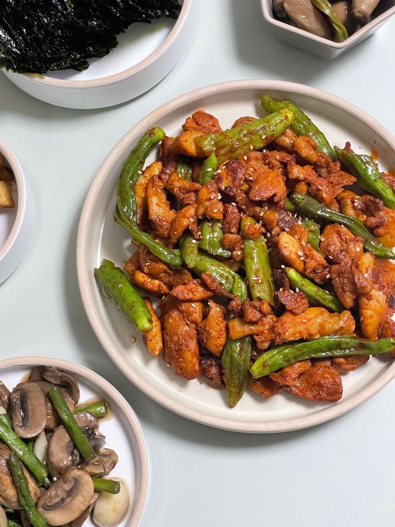 저는 꽈리고추랑 같이 넣어 볶았더니 훨씬 맛있었어요! 밀키트만큼 편한 닭 목살 구이로 오늘 저녁 밥상 차리시는건 어떠세요?