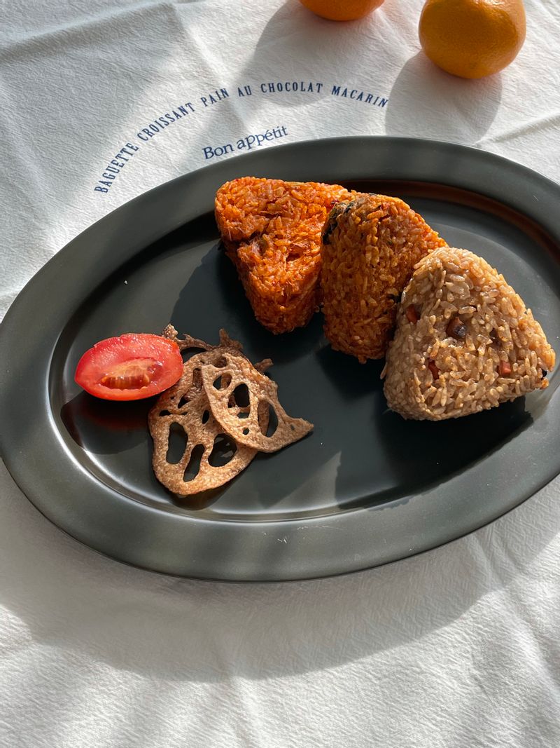 아~무것도 하기 싫은 그런 주말에 에어프라이어에 돌리면 겉은 바삭하고 속은 부들한 구운 주먹밥으로 브런치를 💛✨ 개인적으로 저는 참치 김치가 가장 맛있었고 아이들이 즐기기엔 소불고기가😋 #주먹밥 #한우물주먹밥