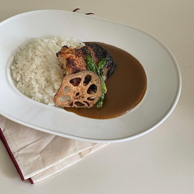 손은 많이 가지만 가끔은 건더기 없는 카레가 먹고싶을땐 도깨비 방망이 꺼내서 만들어요 :) 수고스럽지만 그래서 더 맛있는 한끼! #카레 #크림카레