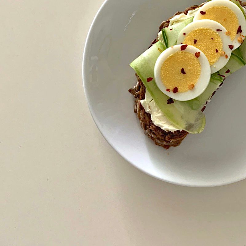 간단히 먹고싶을 때 호밀빵에 크림치즈 살짝 바르고 필러로 오이 썰어서 두겹 정도 올려주고 삶은 계란에 크러쉬드페퍼로 마무리하면 프레쉬한 한끼 완성💚  #샌드위치 #브런치 #혼밥 #오이