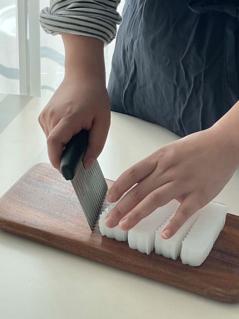 트라이앵글 제품은 주방아이템 중 최애 브랜드인데요, 웨이브커터로 뭘 만들까 고민하다가 묵 무침으로 결정했어요.  #줄리앤커터 #트라이앵글