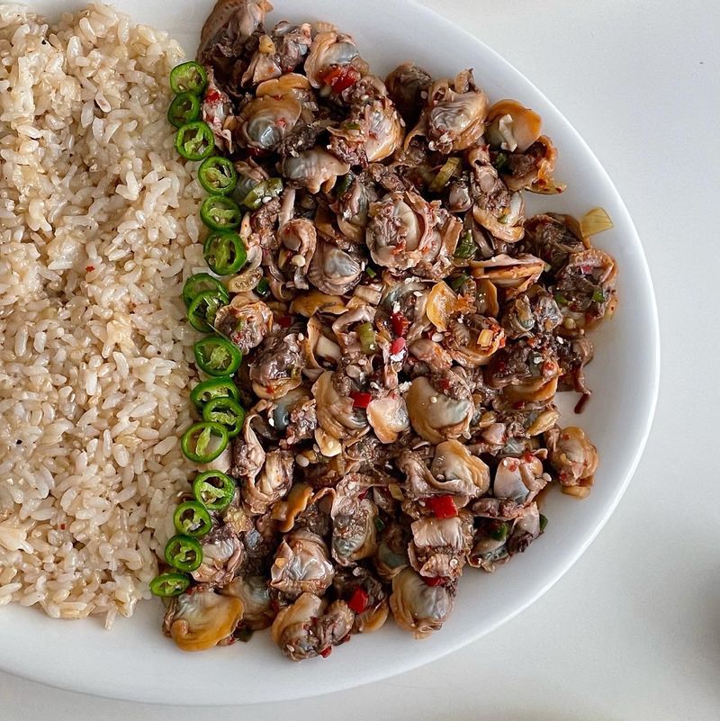 꼬막은 새벽 배송 제품이 있길래 우리의 식탁에서 구매했구요, 신선하고 알도 꽉차고 정말 맛있었습니다! (물론.. 깐다고 손이 마비가 왔지만요 😅)  #꼬막무침 #꼬막비빔밥 #벌교꼬막