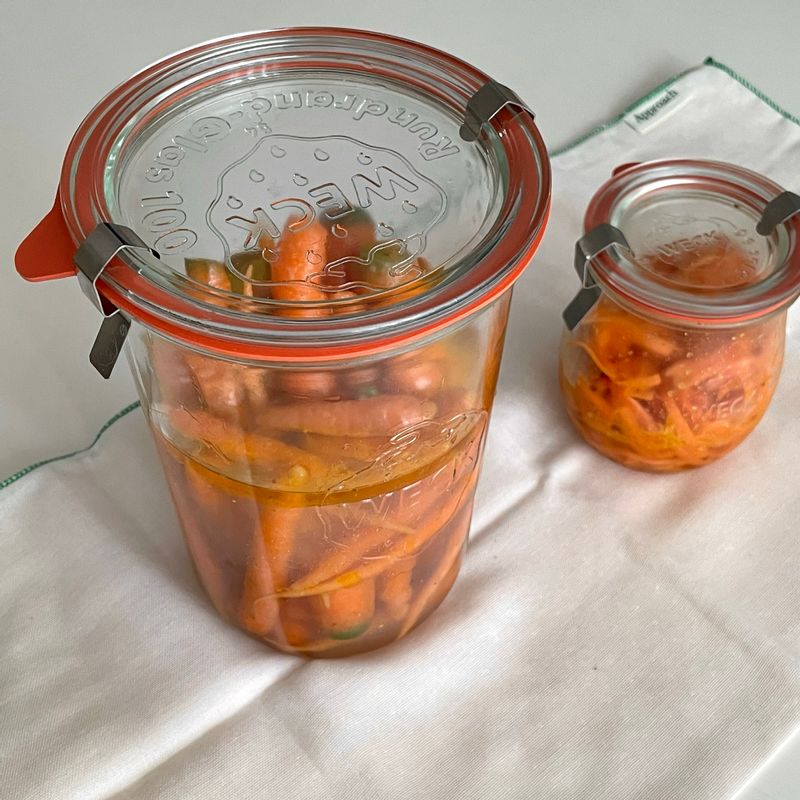 연말에 음식 만들고 옆에 사이드로 있을 모습을 생각하니 벌써 두근두근! #당근피클 #당근라페 #채소피클 #밀페용기
