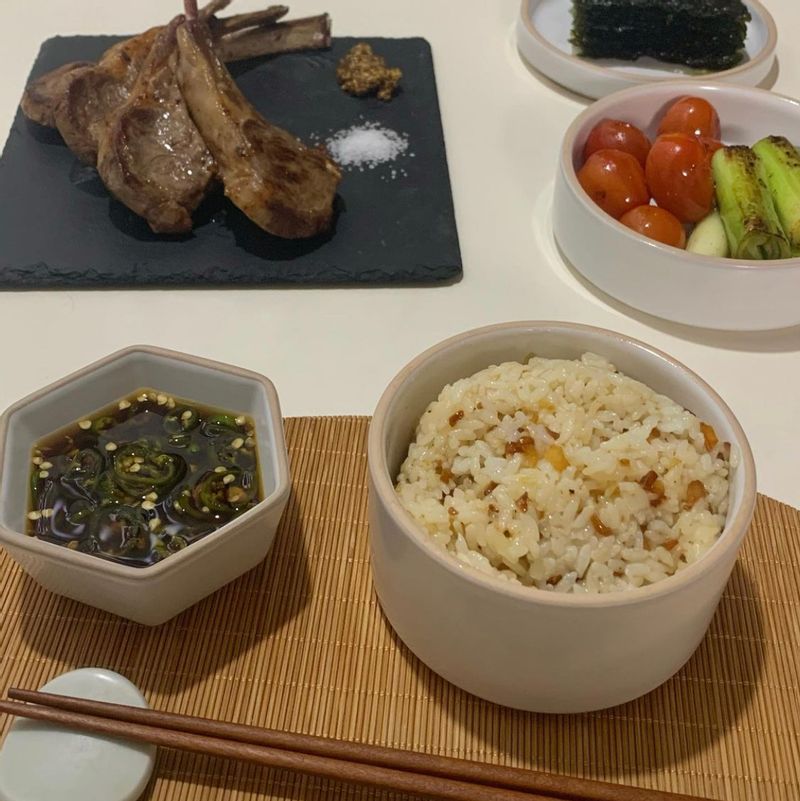 연말인데 안추워서그렁겅지 연말 분위기가 안나서 양갈비를 구워먹었어요 - 모양만으로도 분위기 물씬나는데 라무진 스타일로 마늘밥도 하고 소스도 만들어서 찍어먹으니 외식하고 싶은 마음 더 커져요😢ㅎㅎ