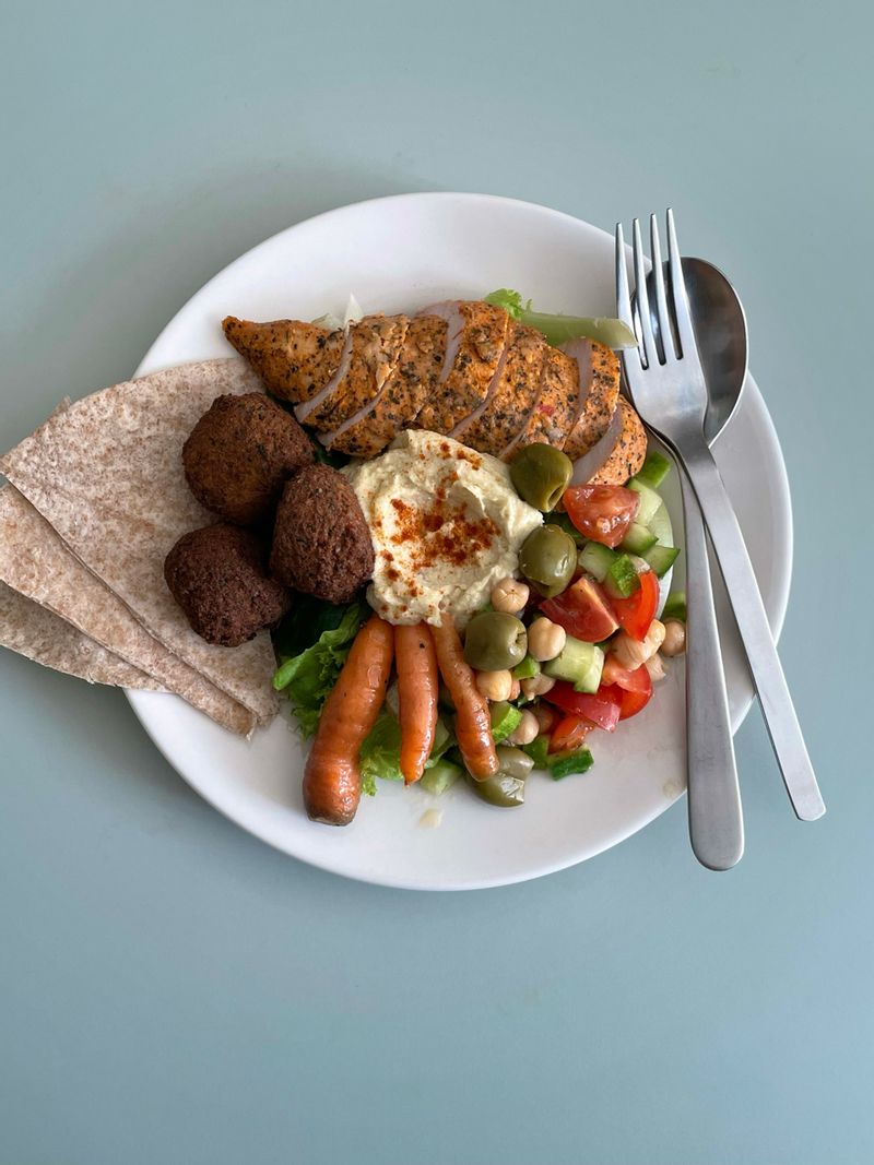 샐러드 가게 중에 저는 잇샐러드랑 칙피스를 제일 좋아하는데요, 재택 근무가 많은 요즘은 직접 갈 수 없으니 발리라 샐러드를 만들어보았어요! 피타빵이 없어서 코스트코 통밀 또띠아에 싸먹었고요, #병아리콩 #병아리콩샐러드 #샐러드 #닭가슴살샐러드