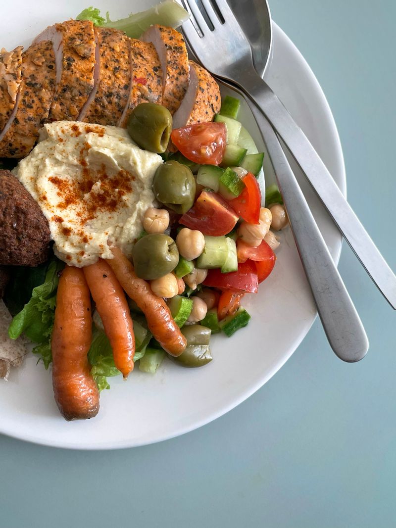 특히 이노센트에서 후무스는 처음 구매해봤는데 만들어먹는 것 보다 살짝 새콤해서 고소한 병아리콩의 맛은 없지만 간편하게 즐길 수 있어 좋았네요😊 #발리라샐러드 #지중해식샐러드 #중동샐러드