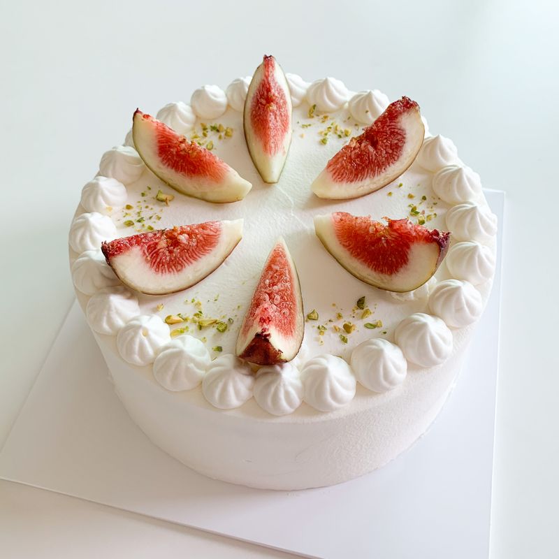 그냥 먹어도 맛있는 무화과는 생크림과도 잘 어울려서 케이크로 만들면 정말 매력적인 디저트가 된답니다🙂 #생크림케이크 #무화과케이크 #무화과