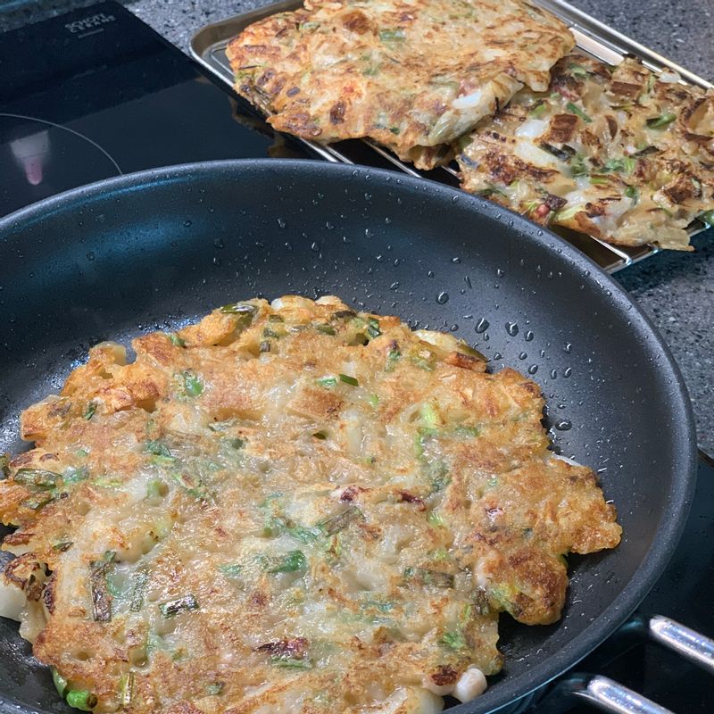 아이들이 좋아하는 김치전은 김치를 씻어서 만들어주면 많이 맵지 않아 잘 먹는답니다.  #김치전 #김치 #전