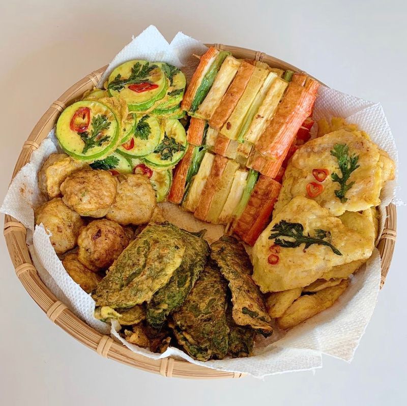 비오는 날 먹는 전은 더 맛있는 것 같아요. 골라먹는 재미가 있는 모둠전🙂  #모둠전 #꼬치전 #동그랑땡 #애호전 #깻잎전 #명태전 #가족식사